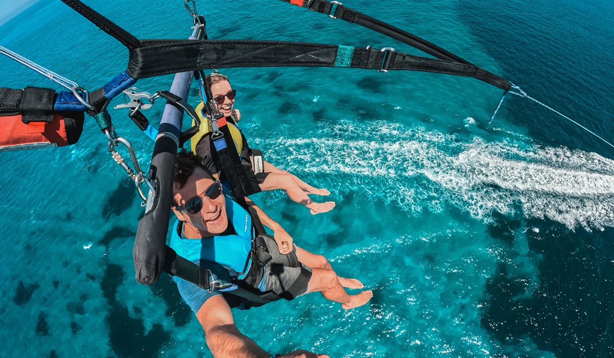 couple-enjoying-parasailing-over-clear-blue-ocean-2025-02-10-06-30-48-utc