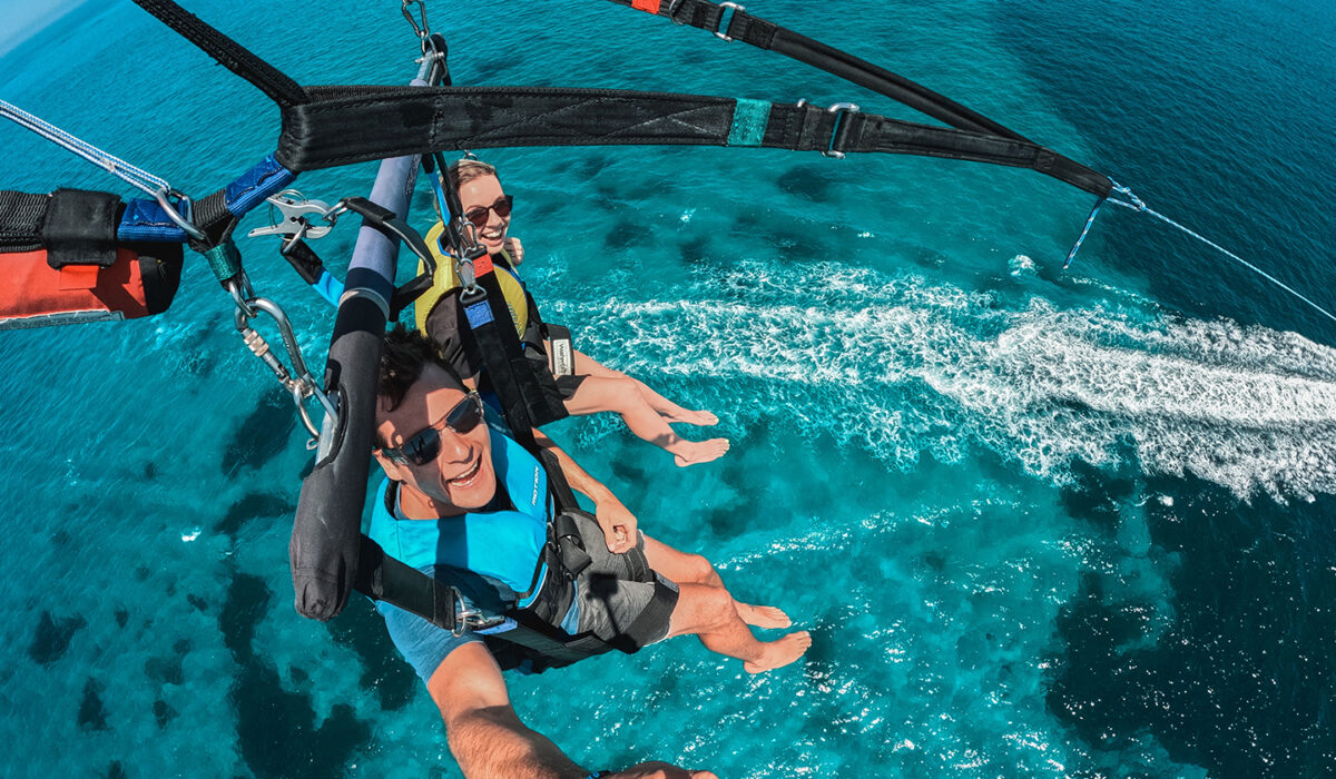 couple-enjoying-parasailing-over-clear-blue-ocean-2025-02-10-06-30-48-utc